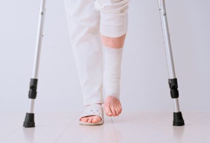 Medical,Image,Of,Middle,Woman,On,Crutches