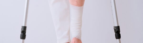 Medical,Image,Of,Middle,Woman,On,Crutches